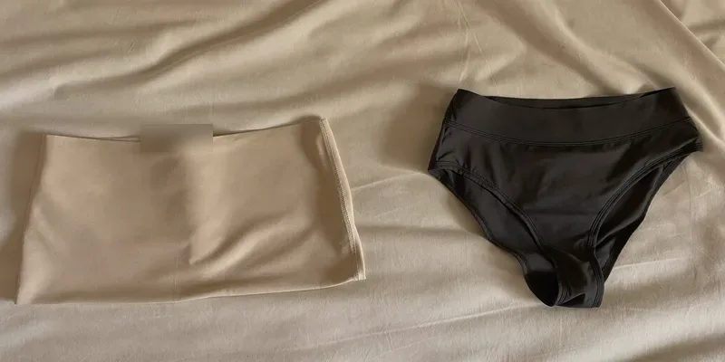 Stretch band beside maternity shorts with waist panel