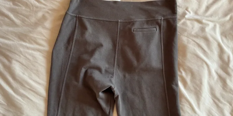 Leggings with high stretch panel and side pocket