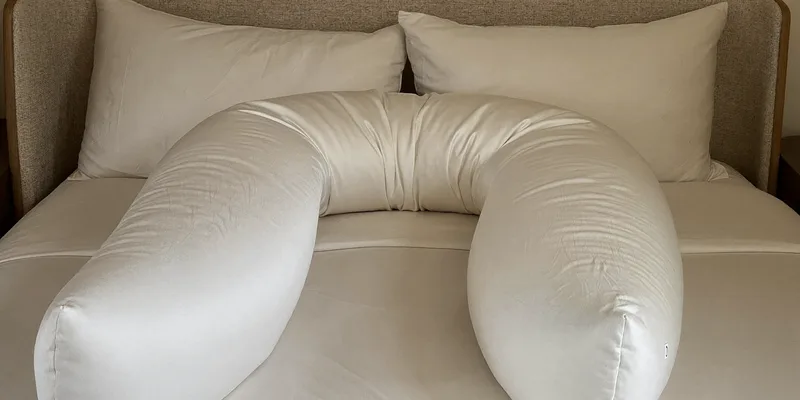 Very wide thickly cushioned U-shaped pregnancy pillow