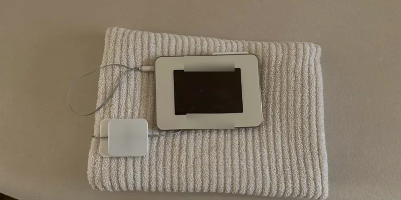 Small handheld device with wires and gel pads